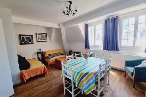 Cette petite chambre comprend une table et un lit. dans l'établissement Charming 3 room near the beach of Saint-Malo, à Saint-Malo