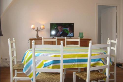 - une chambre avec un lit et une télévision sur une table dans l'établissement Charming 3 room near the beach of Saint-Malo, à Saint-Malo