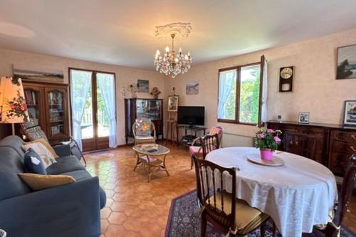 un salon avec une table et un canapé dans l'établissement House 3 rooms with garden in Gujan-Mestras, à Gujan-Mestras