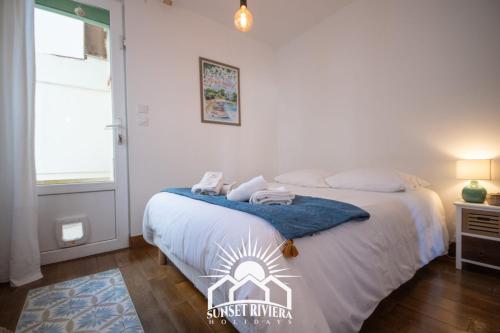 - une chambre avec un lit doté d'une couverture bleue dans l'établissement LE PIN DORE for 2 By SUNSET, à Juan-les-Pins