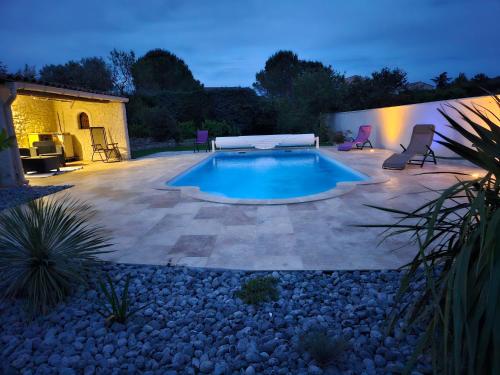 une piscine dans une cour avec un patio dans l'établissement Chez Cathy, à Pernes-les-Fontaines