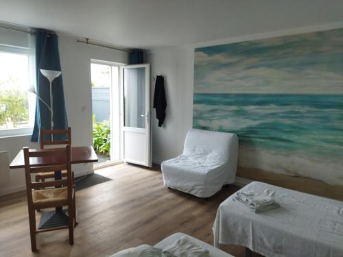 - un salon orné d'une peinture sur l'océan dans l'établissement Kerbugalic GR34, à Trévou-Tréguignec