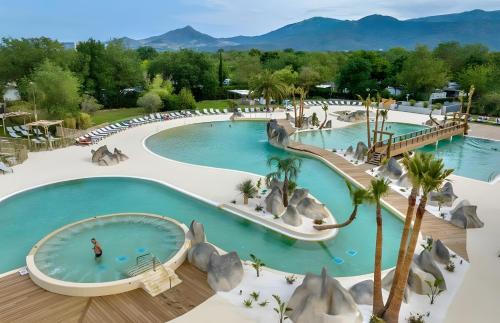 an overhead view of a pool at a resort at Mobil-Home in Argelès-sur-Mer