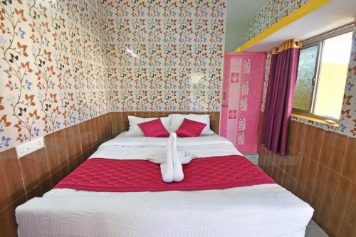Pūrnānkuppamにあるparadise beach resort pondicherryのベッド1台(白いタオル2枚付)