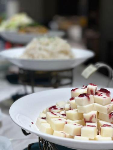 上海宝石花瀚海明玉酒店（上海北外滩店）的桌上的一盘白色食物