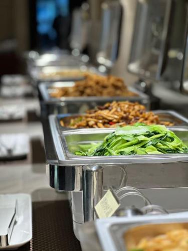 上海宝石花瀚海明玉酒店（上海北外滩店）的自助餐上的一排食物