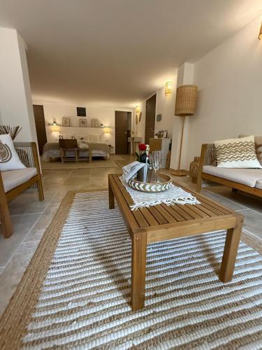 Χώρος καθιστικού στο Location de chambre Villa les allamandas