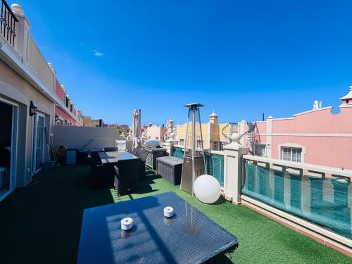a balcony with a table and a pool on a building at Paraiso en Palmmar in Palm-mar