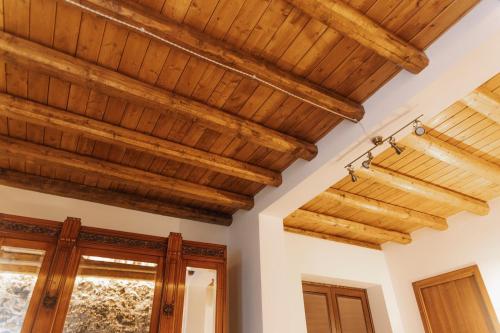 a room with wooden ceilings and wood beams at CONVIVIUM - Suites Apartments in Randazzo