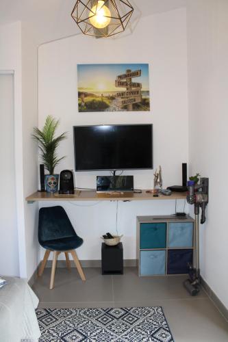 una scrivania con un monitor e una sedia in una stanza di Studio Villa Boca a Prunelli-di-Fiumorbo