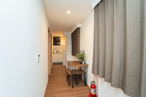 a small apartment with a dining room table and a kitchen at Natsumiホテル 高级独栋别墅301 in Tokyo