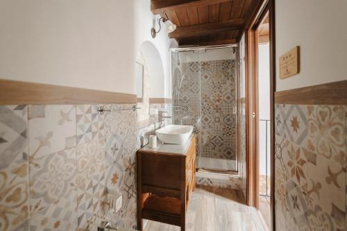a bathroom with a sink and a shower at CONVIVIUM - Suites Apartments in Randazzo