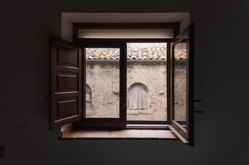 an open window with a view of a door at CONVIVIUM - Suites Apartments in Randazzo