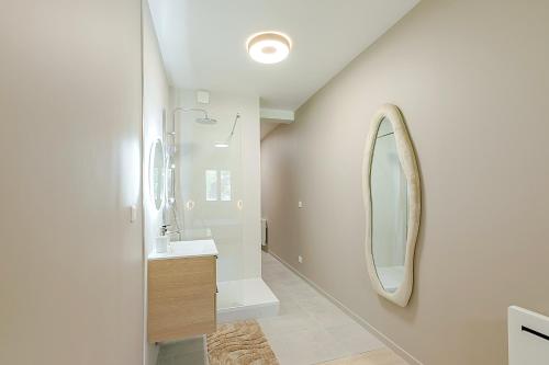une salle de bain avec un lavabo et un miroir dans l'établissement Studio idéal pour un séjour reposant, à Asnières-sur-Seine