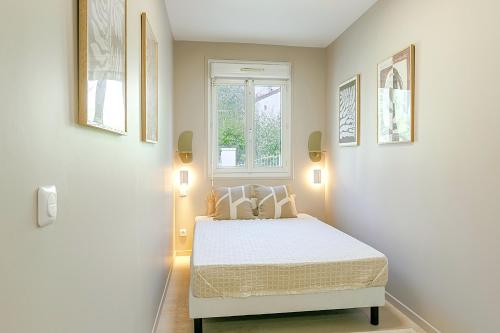 une chambre avec un lit et une fenêtre dans l'établissement Studio idéal pour un séjour reposant, à Asnières-sur-Seine