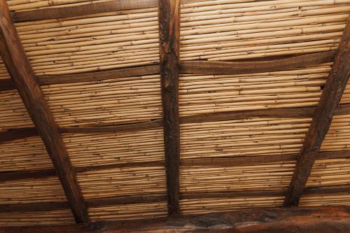 a room with a ceiling made of woven bamboo at CONVIVIUM - Suites Apartments in Randazzo