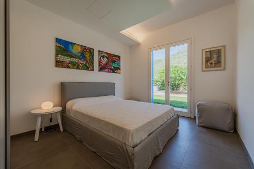 a bedroom with a bed and a window at Villa Elisa 