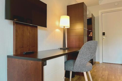 a desk with a chair and a lamp in a room at Havna Tjøme Hotel in Tjøme