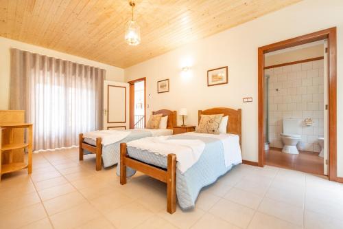 En eller flere senge i et værelse på River View House