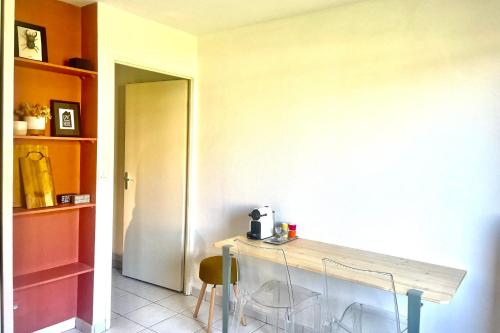 une pièce avec une table avec deux chaises et une étagère dans l'établissement Beautiful studio for 2 in downtown, à Aix-en-Provence