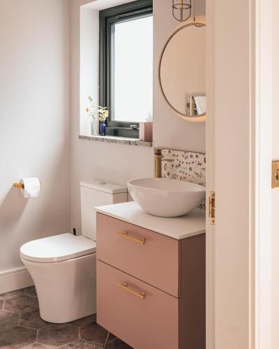 Un baño de Firth View 1 - Luxury Cottage with Sea View & Hot Tub, Ayr