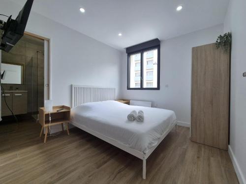 une chambre avec un grand lit et une fenêtre dans l'établissement Abu Dhabi, magnifique maison, à Reims