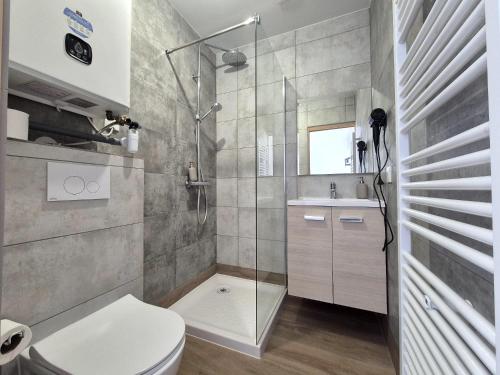 une salle de bain avec douche et toilettes dans l'établissement Abu Dhabi, magnifique maison, à Reims