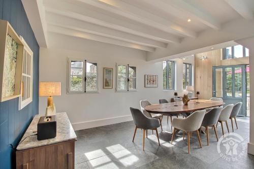 une salle à manger avec une table et des chaises dans l'établissement Le fumoir, à Paimpol