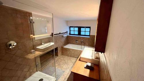Un baño con bañera, lavabo y ducha. en Oldtown Guesthouse Cologne I 100qm I 10m from Rhine, en Colonia