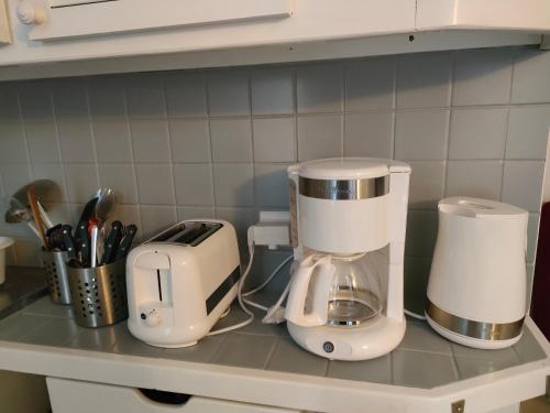 - un comptoir de cuisine avec une cafetière et un mixeur dans l'établissement Joli studio entre port et plage, à Dieppe