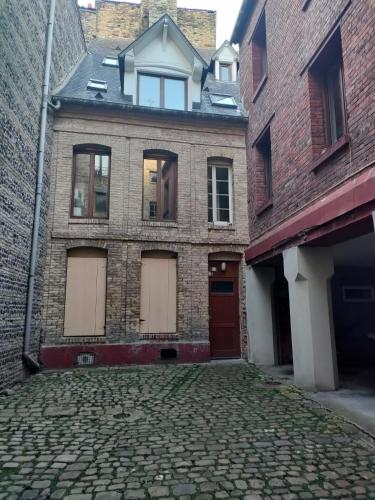 une ancienne maison en briques avec une rue pavée dans l'établissement Joli studio entre port et plage, à Dieppe