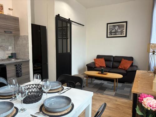 un salon avec un canapé et une table dans l'établissement L'Atelier 9 - Hypercentre Rouen, à Rouen