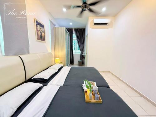 Ένα ή περισσότερα κρεβάτια σε δωμάτιο στο TheRomePrivatePool12-16paxKaraoke