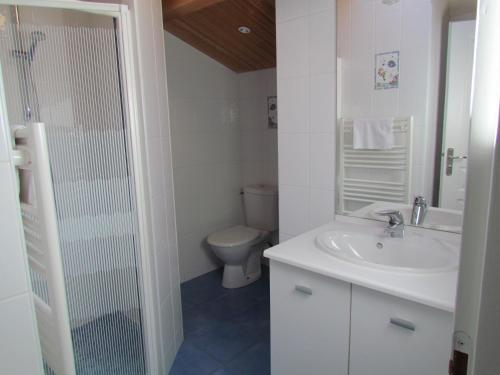A bathroom at Appartement La Rochelle
