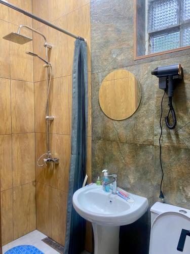 ein Badezimmer mit Waschbecken, Dusche und Toilette in der Unterkunft Greenest 1977 in Wanadsor