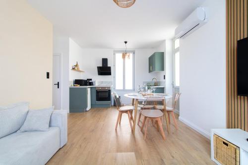 Il comprend un salon et une cuisine avec une table et un canapé. dans l'établissement Maison avec cour - Casa Di Pietra, à Montluçon