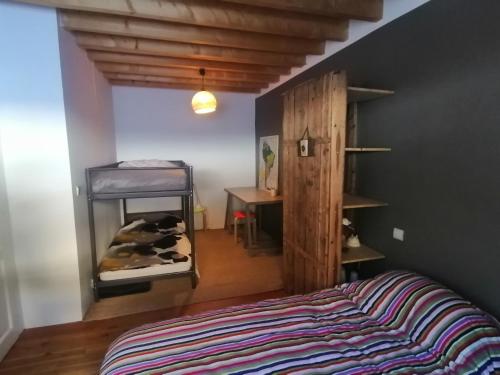 une chambre avec un lit et un mur en bois dans l'établissement Chalet Gaming, à Briançon