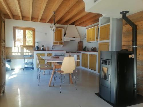 une cuisine avec une table et des chaises dans l'établissement Chalet Gaming, à Briançon