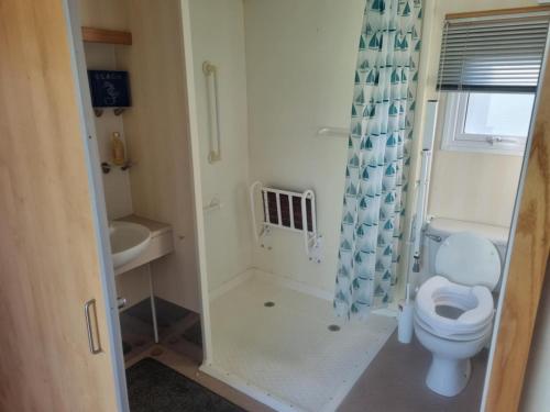 Et badeværelse på ML60 2 BED DISABLED CARAVN GOLDEN PALM CHAPEL St LEONARDS