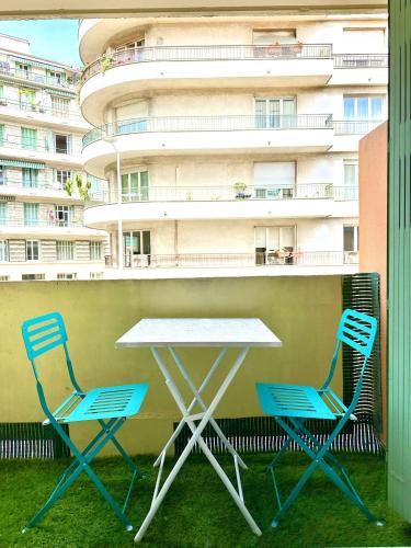 - un balcon avec 2 chaises et une table dans l'établissement Studio Riviera - balcon et Wifi, à Nice
