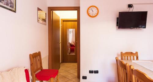 Μια τηλεόραση ή/και κέντρο ψυχαγωγίας στο Lanterna Apartment 2