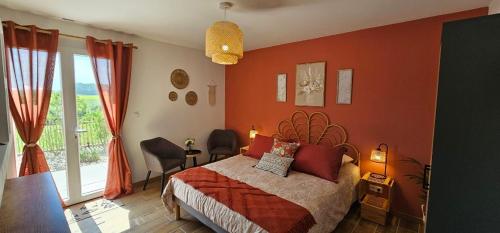 Un dormitorio con una cama con paredes rojas y una ventana. en CARPE DIEM, en Friaucourt