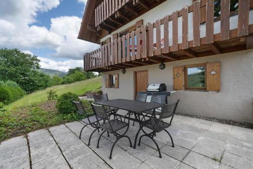 a table and chairs sitting on a patio at Ferienhaus Rotkreuz in Haslach im Kinzigtal