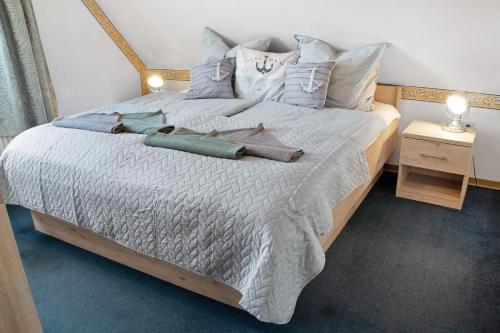 Postel nebo postele na pokoji v ubytování Ferienhaus Deichzeit