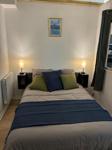 Ένα ή περισσότερα κρεβάτια σε δωμάτιο στο LOFT DE LA PLAGE - à 30 m de la mer