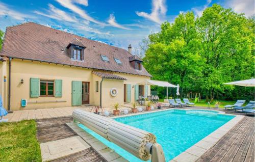 une maison avec une piscine dans la cour dans l'établissement Villa tout confort - 165m2 - 4 chambres - Piscine, à Trémolat