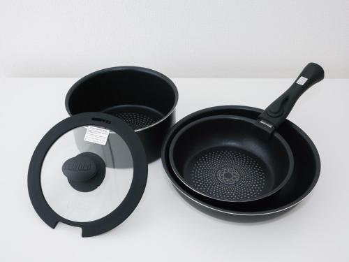 a black frying pan and a pot on a counter at 期間限定セール中 - The River Up Palace -ザリバーアップパレス- 三井ｱｳﾄﾚｯﾄﾊﾟｰｸ木更津徒歩9分 ﾌﾟﾛｼﾞｪｸﾀｰや駐車場付の1LDK in Kisarazu