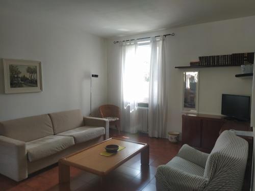 a living room with a couch and a coffee table at Civico 21-FreeParking in Vescovato