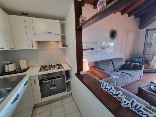 Η κουζίνα ή μικρή κουζίνα στο Villaggio Est by Holiday World