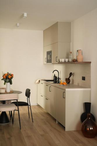 - une cuisine avec des placards blancs, une table, une table et des chaises dans l'établissement Exceptional facing Palais Cannes1, à Cannes